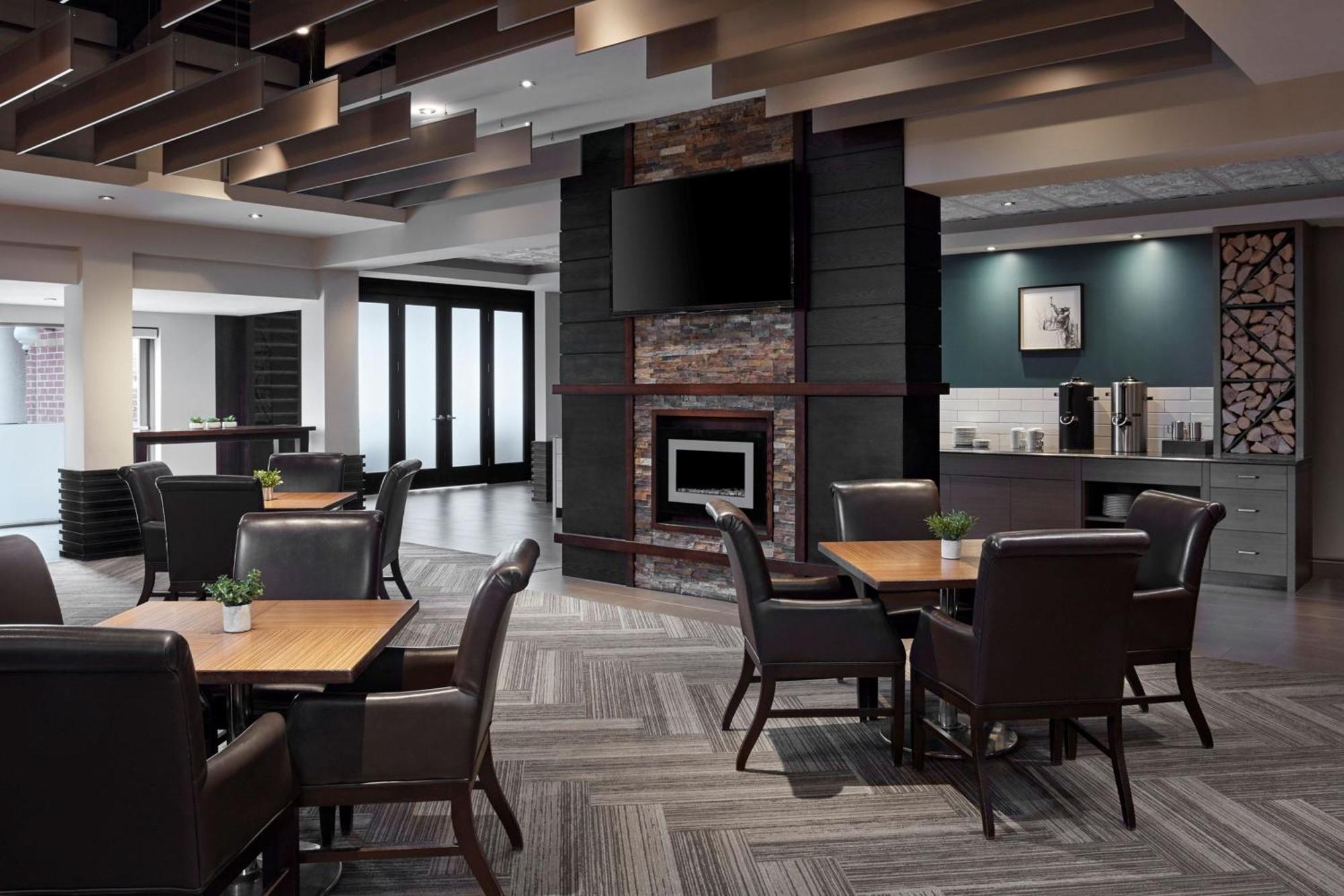 Delta Hotels By Marriott Guelph Conference Centre Exterior photo