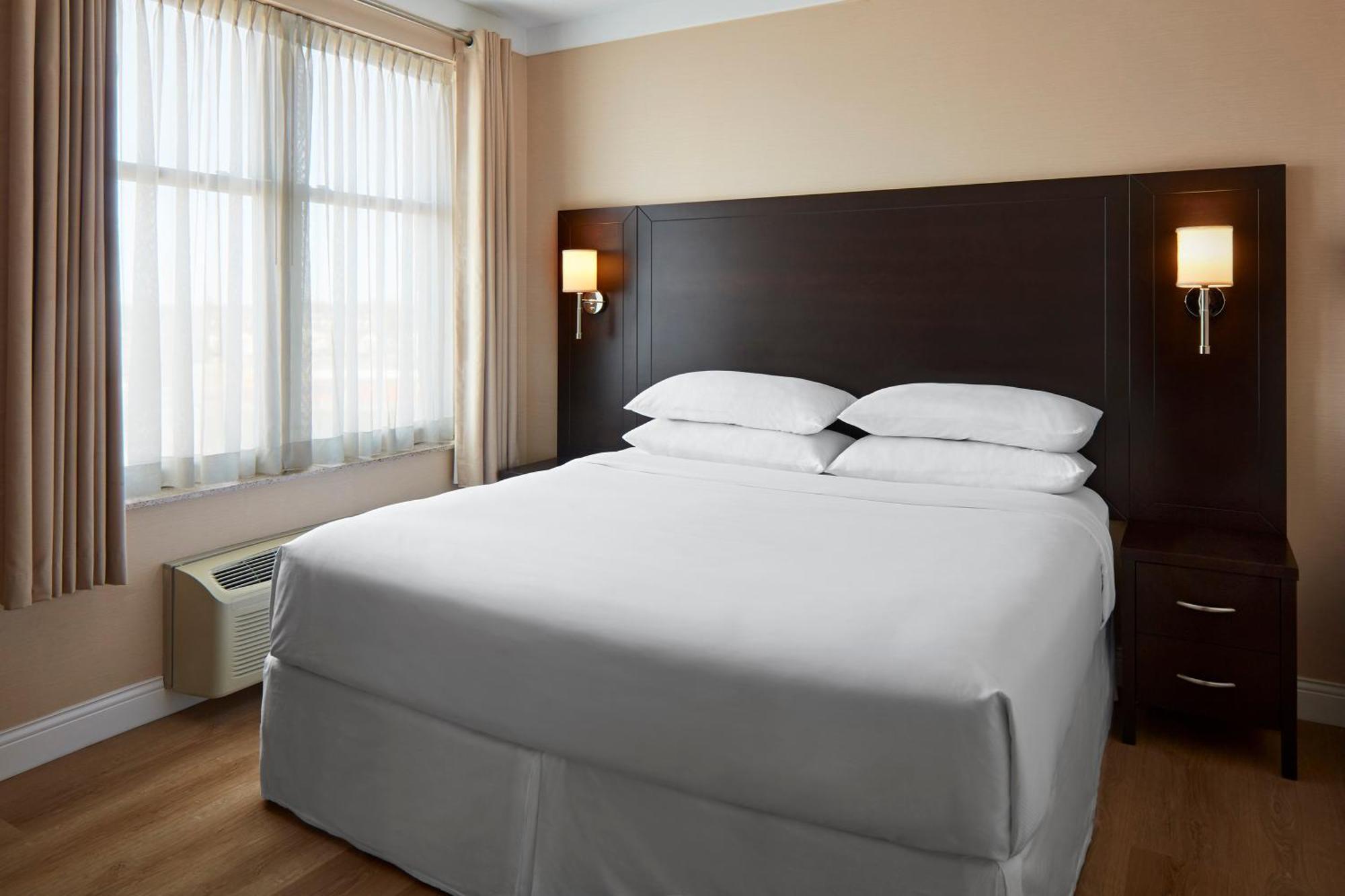 Delta Hotels By Marriott Guelph Conference Centre Exterior photo